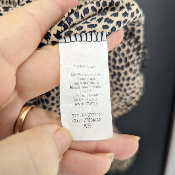 Evereve Allison Joy Blair leopard print v neck blouse size XS - Picture 8 of 12